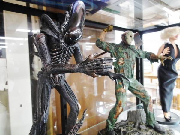エイリアンがフェイスハガーとお散歩中！ﾕﾙ~ｲ 絵本『Alien Next