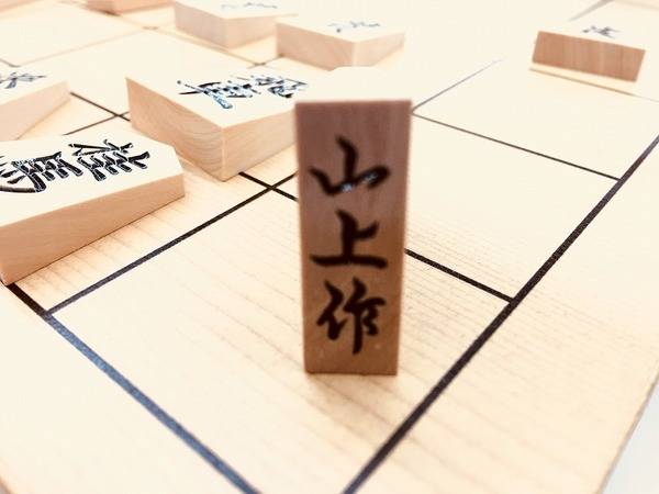 素晴らしい年代物の将棋盤(桂)と光花作の上彫将棋駒(黄楊)のセット