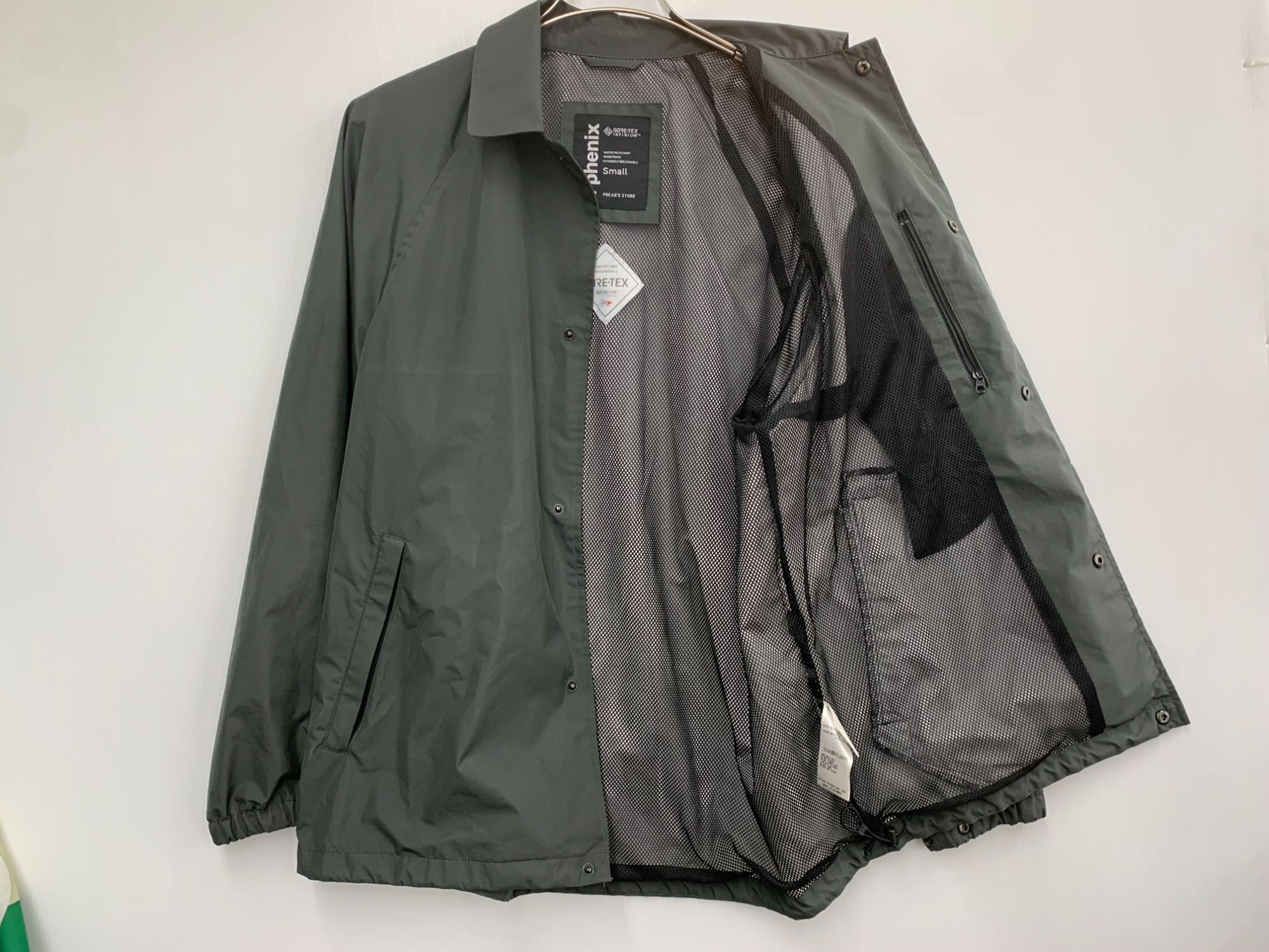 Plus Phenix /プラスフェニックス】よりWINDSTOPPER COACH Plus Phenix /プラスフェニックス】よりWINDSTOPPER COACH
