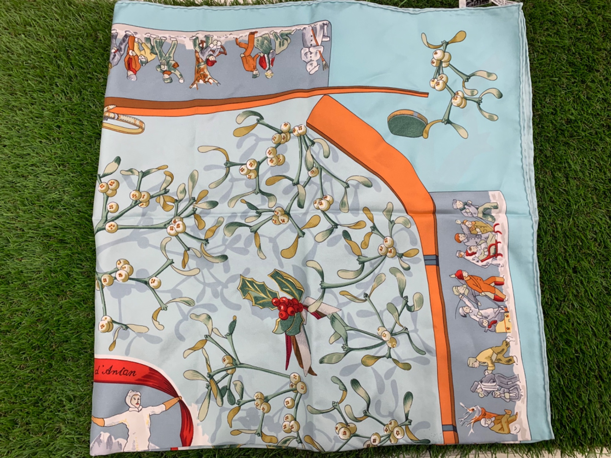 HERMES(エルメス) スカーフ カレ90 去年の雪 Neige d Antanをご紹介