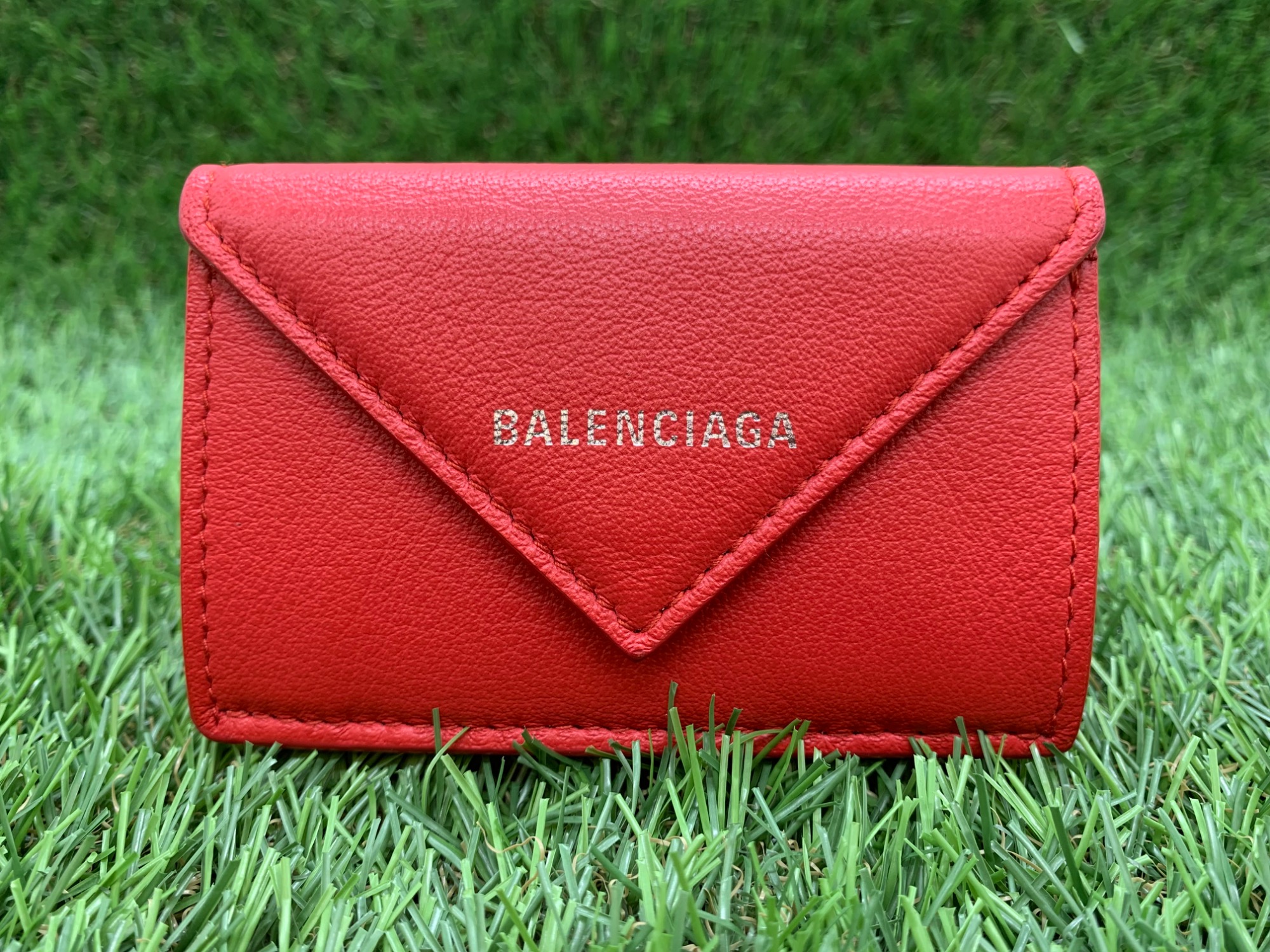 BALENCIAGA　ミニウォレット　レッド BALENCIAGA(バレンシアガ) ペーパーミニウォレットをご紹介し
