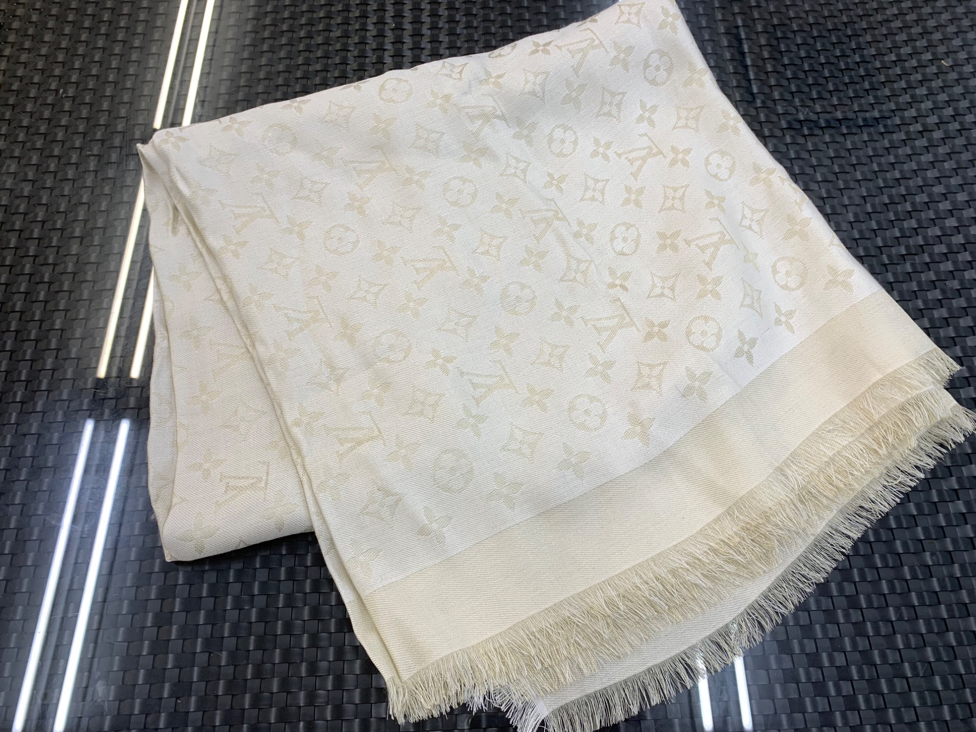 LOUIS VUITTON(ルイ・ヴィトン) ストールをご紹介致します