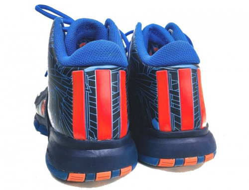 スニーカーのアディダス（adidas）