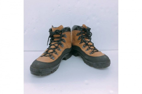 アウトドア用品の登山シューズ
