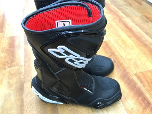 レーシングシューズの川崎　中古　靴