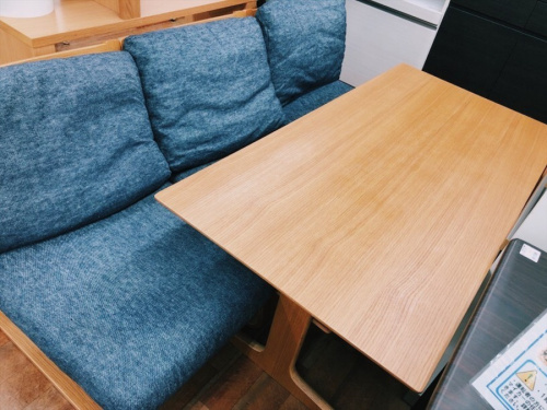 家具のテーブル