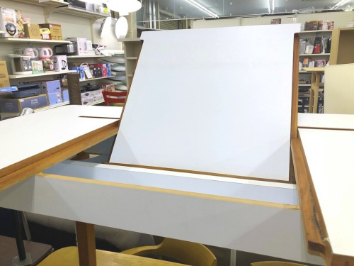 家具のテーブル