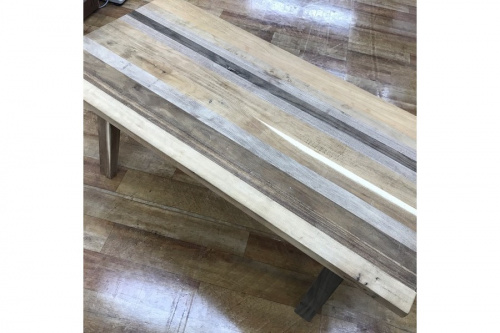 家具のテーブル