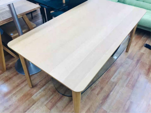 生活家具のテーブル