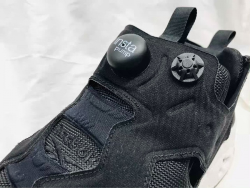 スニーカーのREEBOK