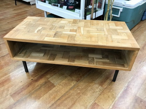 家具のテーブル