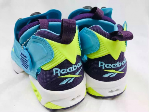 スニーカーのREEBOK