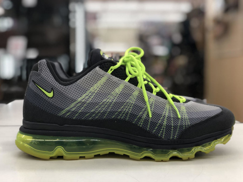 靴のスニーカー