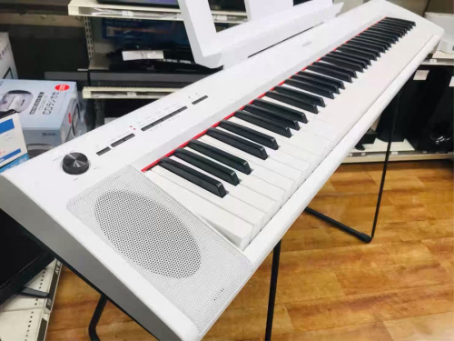 鍵盤楽器の電子ピアノ