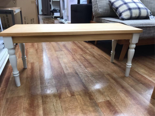 生活家具のテーブル
