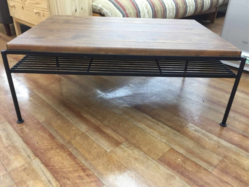 生活家具のテーブル