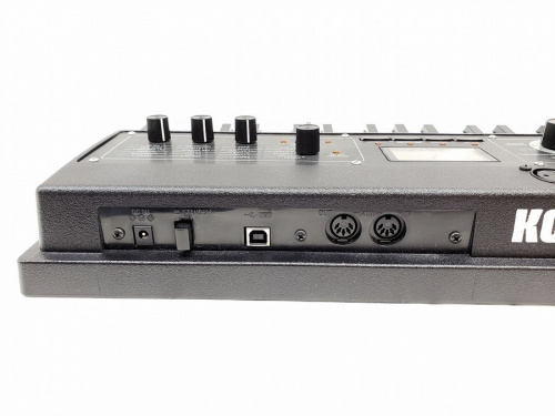 シンセサイザーのKORG
