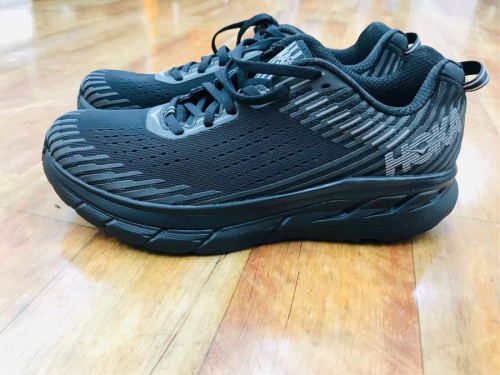 スニーカーのHOKAONEONE