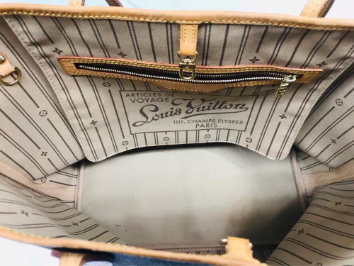 トートバッグのLOUIS VUITTON