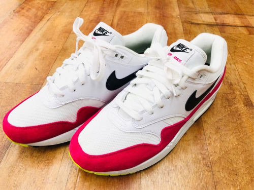 靴のスニーカー