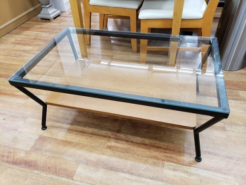 家具のテーブル