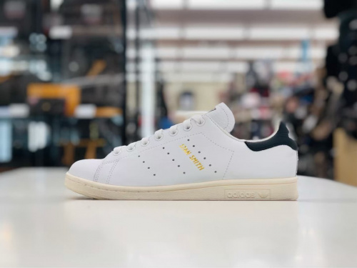 靴のスニーカー