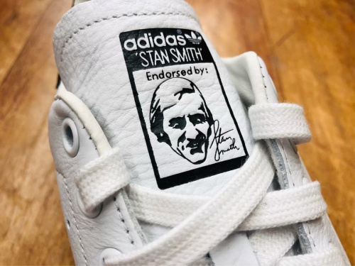 スニーカーのadidas