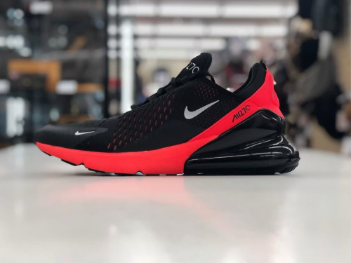 靴のスニーカー