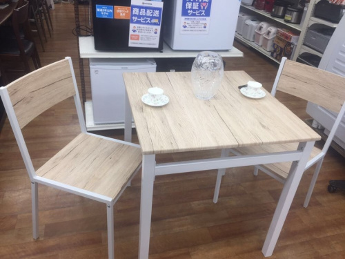 家具のテーブル