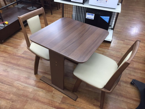 生活家具のテーブル