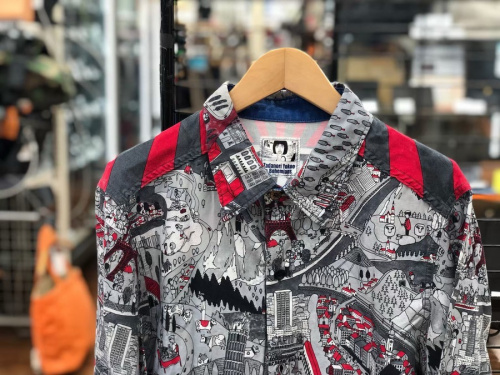 トップスのシャツ