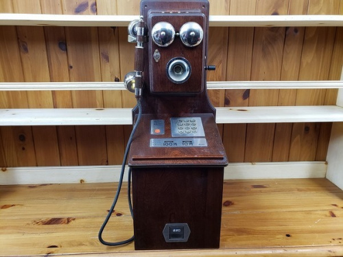 アンティークのクラシック電話機