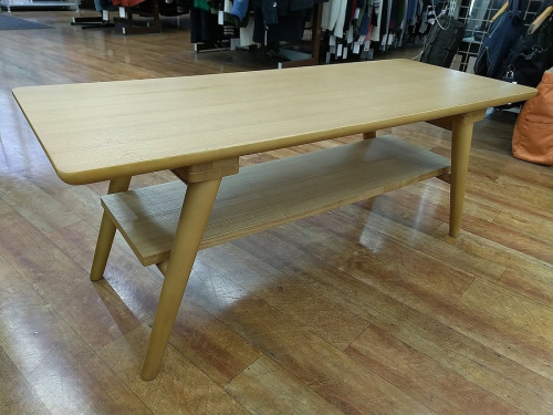 家具のテーブル