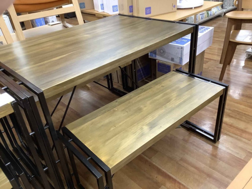 生活家具のテーブル