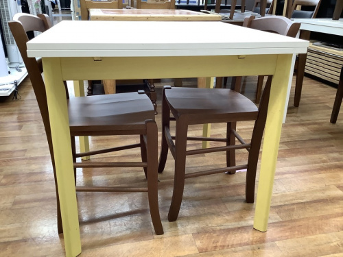 生活家具のテーブル