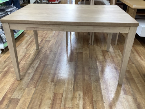 ダイニングセットのウォールナット材・ビーチ材