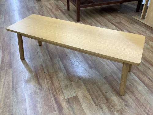 生活家具のテーブル