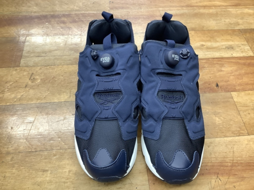 スニーカーのREEBOK