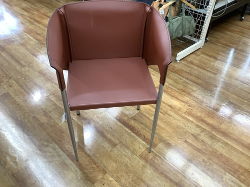 イスのレザーアームチェア