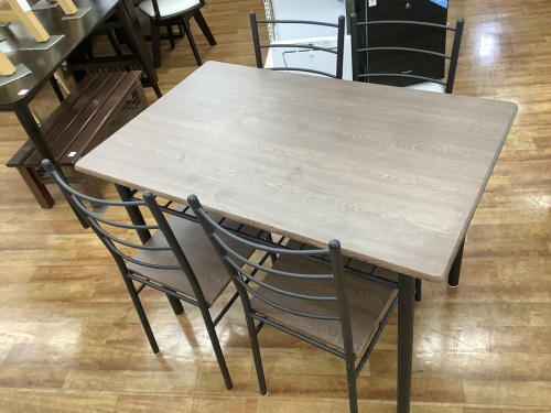 生活家具のテーブル