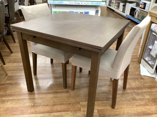 家具のテーブル