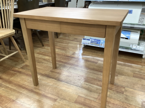 家具のテーブル
