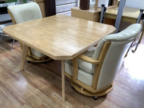 家具のテーブル