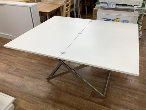 家具のテーブル