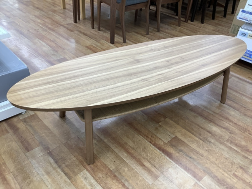 家具のテーブル