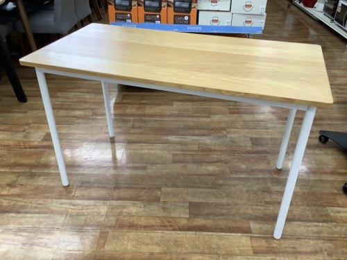 生活家具のテーブル