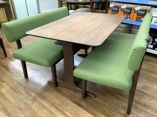 家具のテーブル