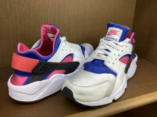 靴のスニーカー