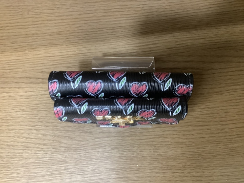 三つ折り財布のMOVE　LOVE