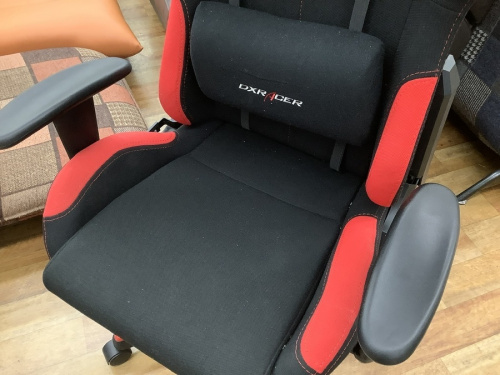 ゲーミングチェアのデラックスレーサー